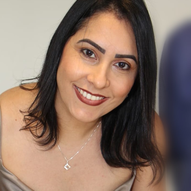 Sueli Oliveira, proprietária do Espaço Glamour da Su, sorrindo