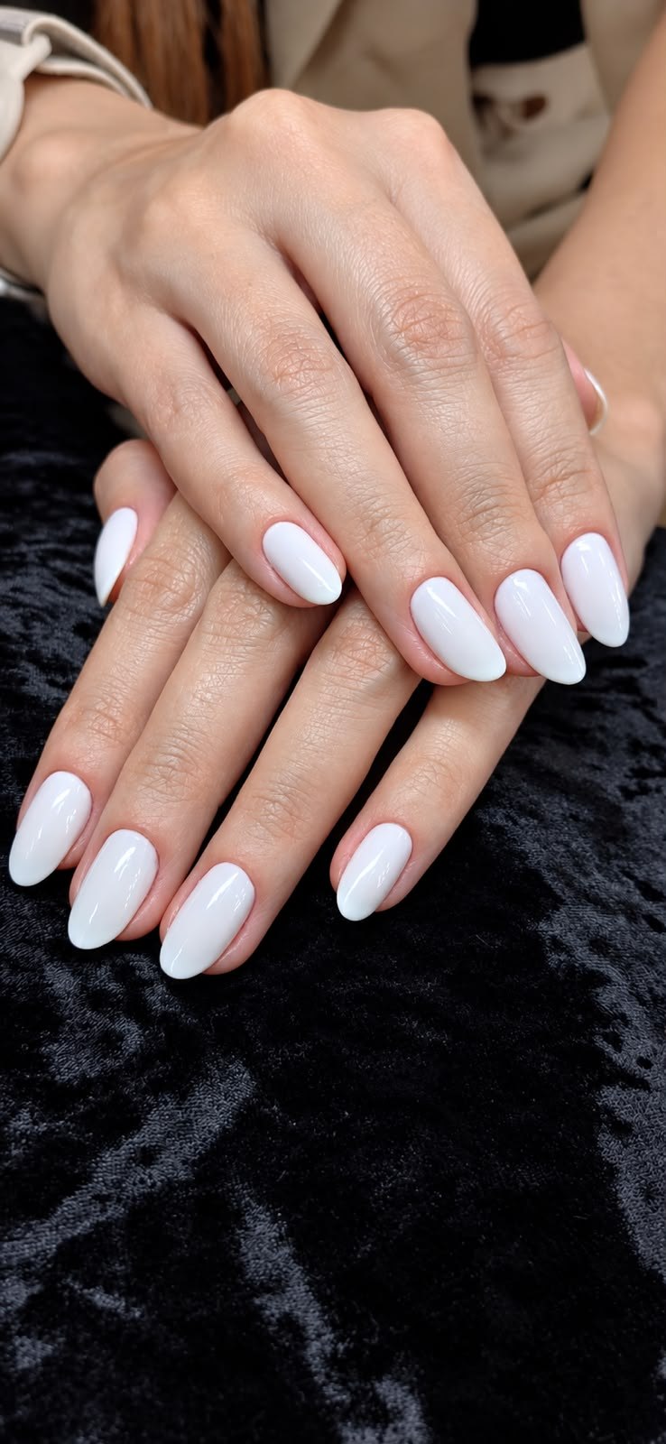 Unhas amendoadas em branco leitoso com acabamento em gel brilhante, feitas no Espaço Glamour da Su